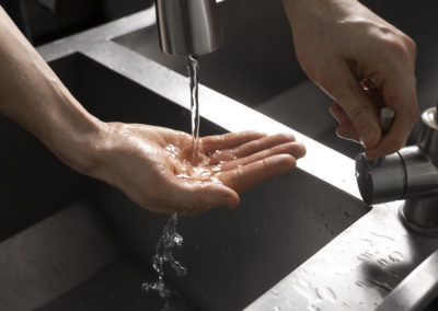 Pression d’eau fluctuante : pourquoi et comment y remédier ?